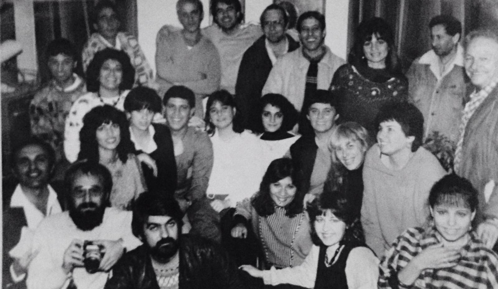 אריה רפפורט ז''ל, עומד שני מימין, עם צוות כל בי, אמצע שנות השמונים (צילום: דוד גרינשפן מתוך ארכיון כל בי)